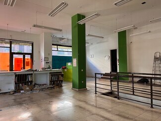 Plus de détails pour Multi-résidentiel à vendre