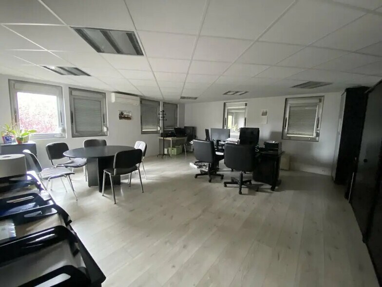 Bureau dans Pantin à louer - Photo du bâtiment - Image 1 de 9