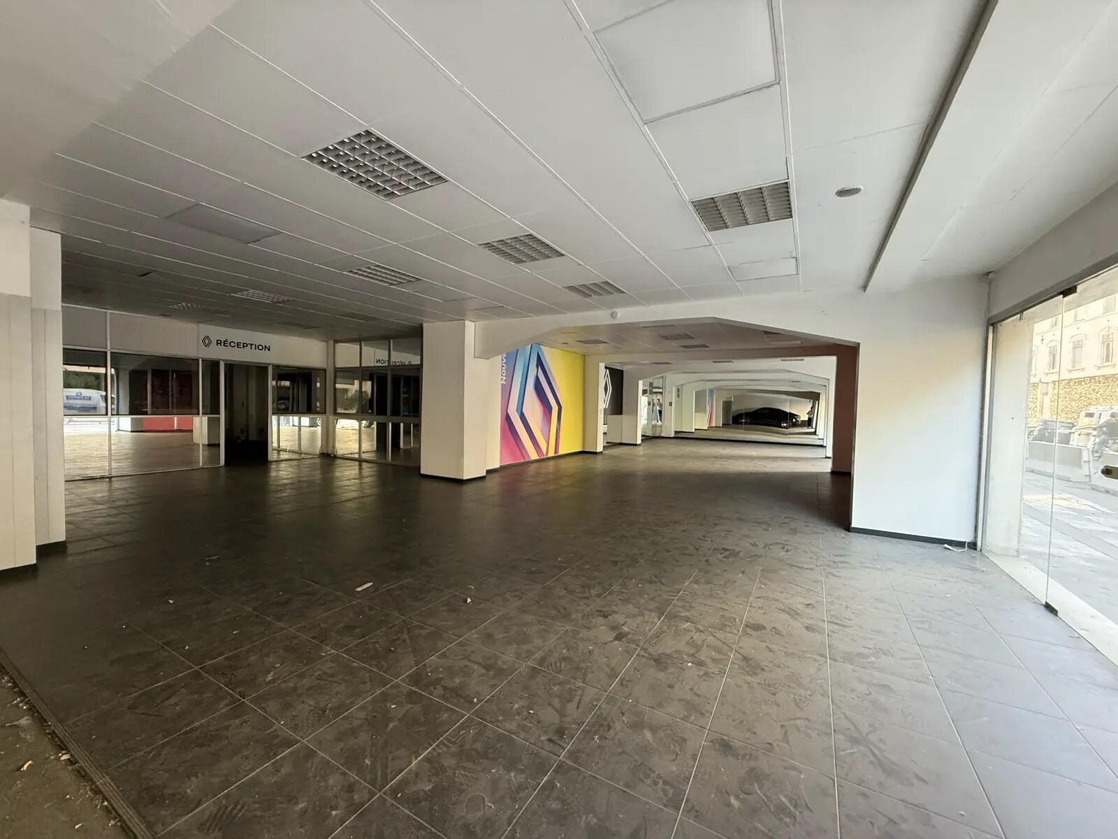 Retail in Marseille for lease Building Photo- Image 1 of 7