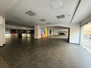 Retail in Marseille for lease Building Photo- Image 1 of 6