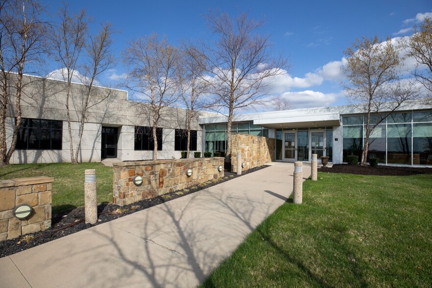 16041 Foster, Overland Park, KS à vendre - Photo du bâtiment - Image 2 de 6