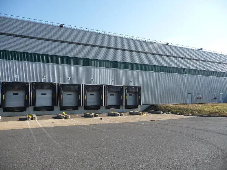 Industrial in Le Plessis-Pâté for lease - Building Photo - Image 1 of 6