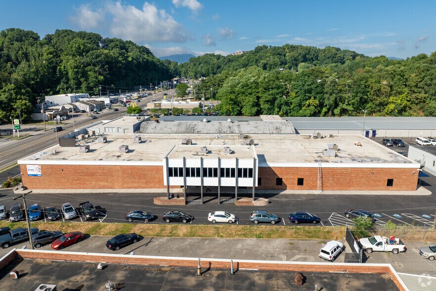 2727 Franklin Rd SW, Roanoke, VA à louer - Photo du bâtiment - Image 3 de 26