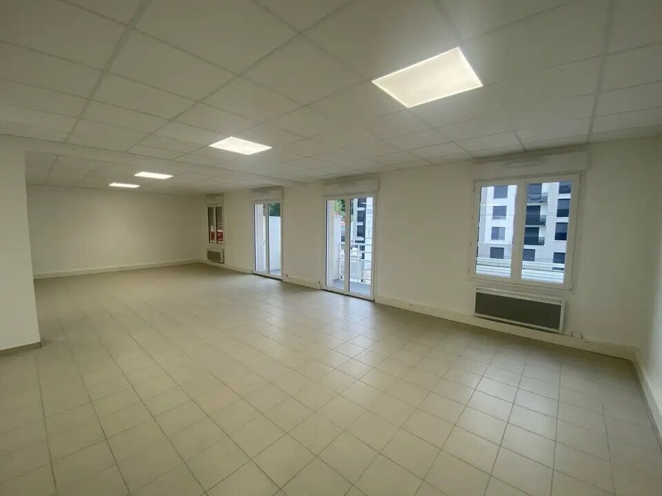 Office in Morsang-sur-Orge for lease Interior Photo- Image 1 of 6