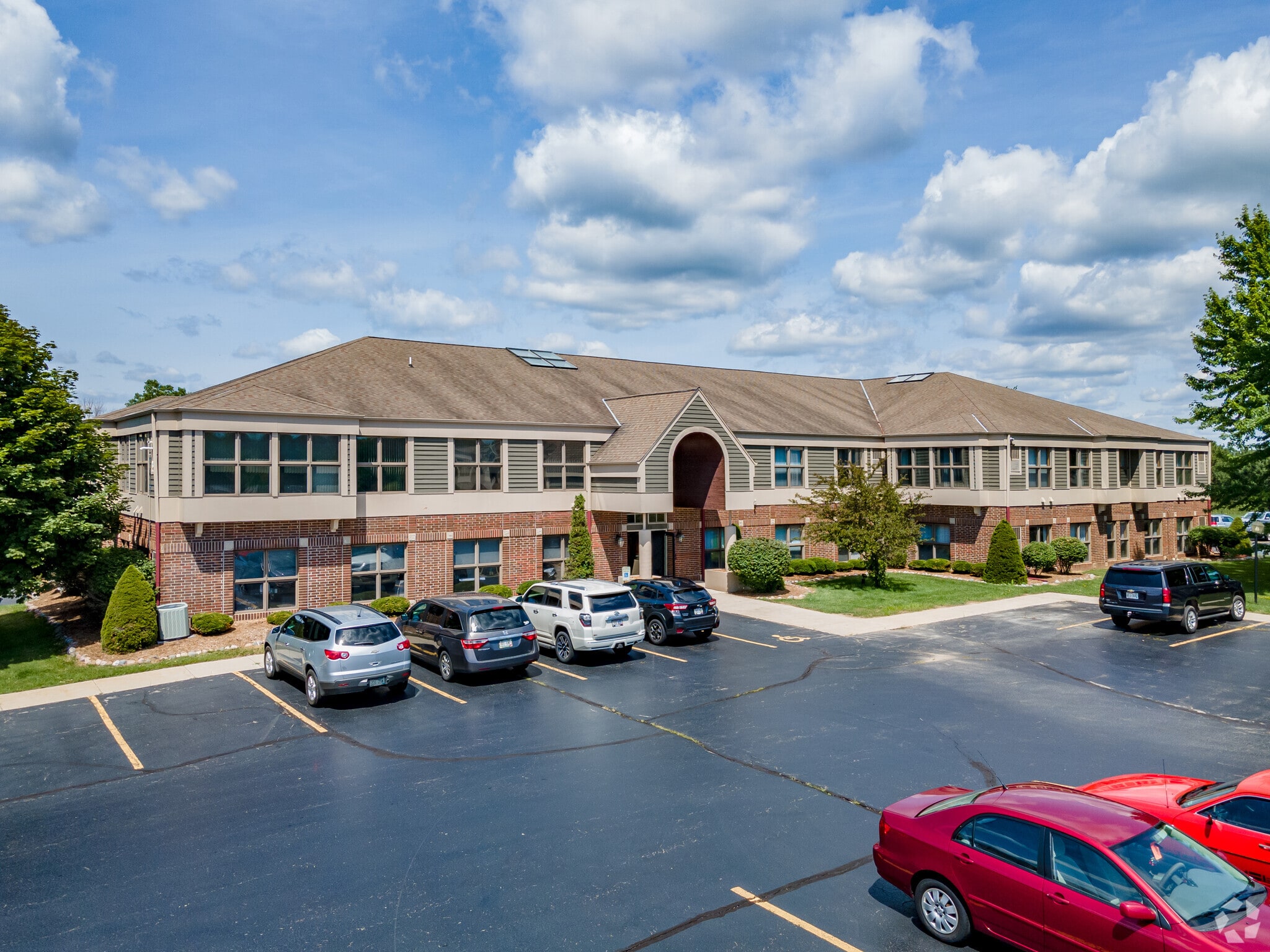 1025 W Glen Oaks Ln, Mequon, WI for lease Building Photo- Image 1 of 5