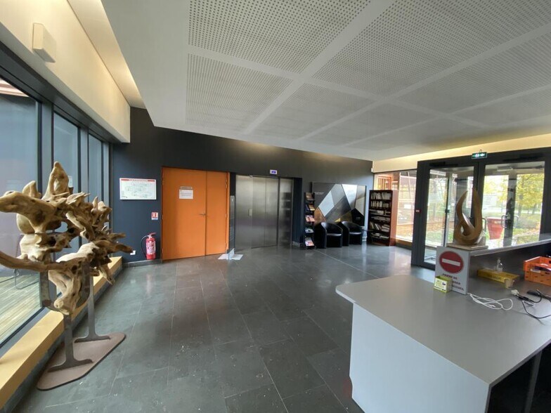 Office in Buchelay for lease - Lobby - Image 2 of 10