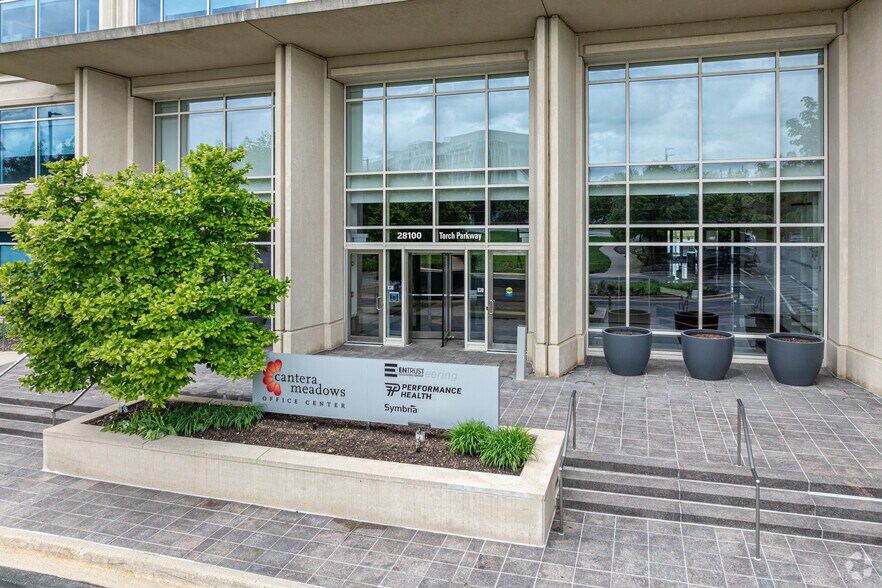 28100 Torch Pky, Warrenville, IL for lease - Building Photo - Image 2 of 4