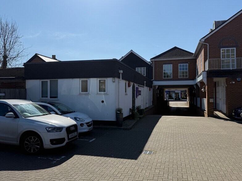 15 The Broadway, Beaconsfield à vendre - Photo du bâtiment - Image 2 de 6