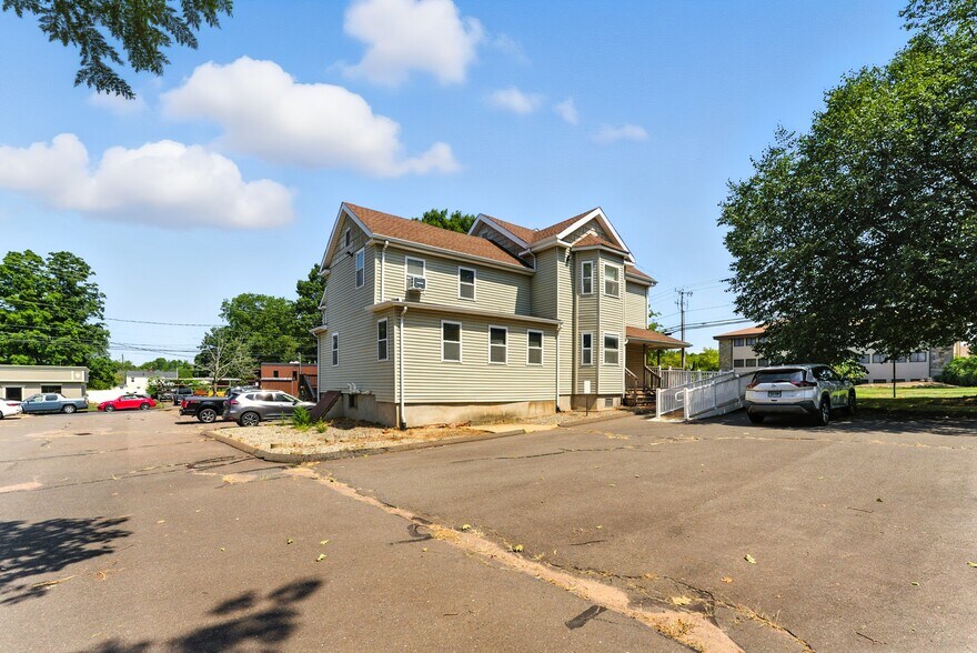 155 Oak St, Glastonbury, CT à vendre - Photo du bâtiment - Image 2 de 12