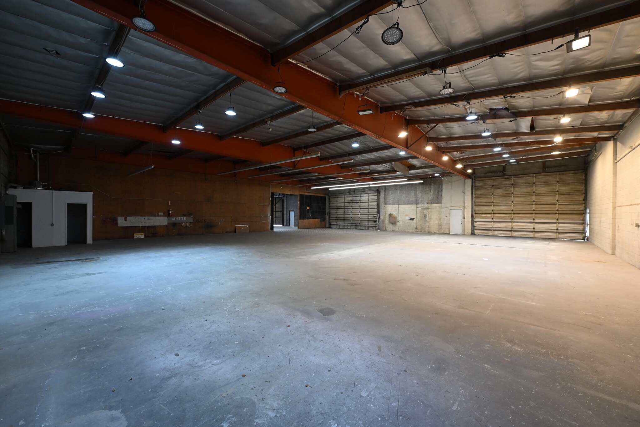 15023-15035 Califa St, Van Nuys, CA for lease Interior Photo- Image 1 of 4