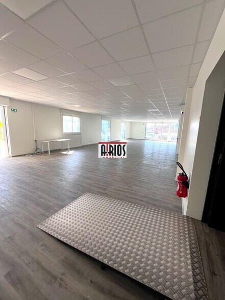 Retail in La Garde for lease - Interior Photo - Image 2 of 10