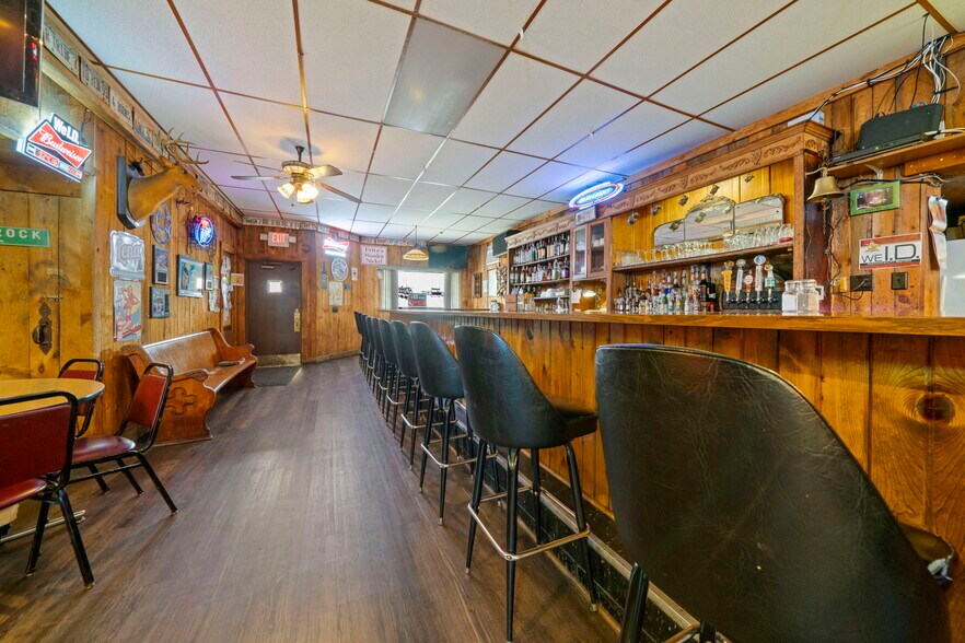 208 N Walnut St, Stillman Valley, IL à vendre - Photo du bâtiment - Image 3 de 52