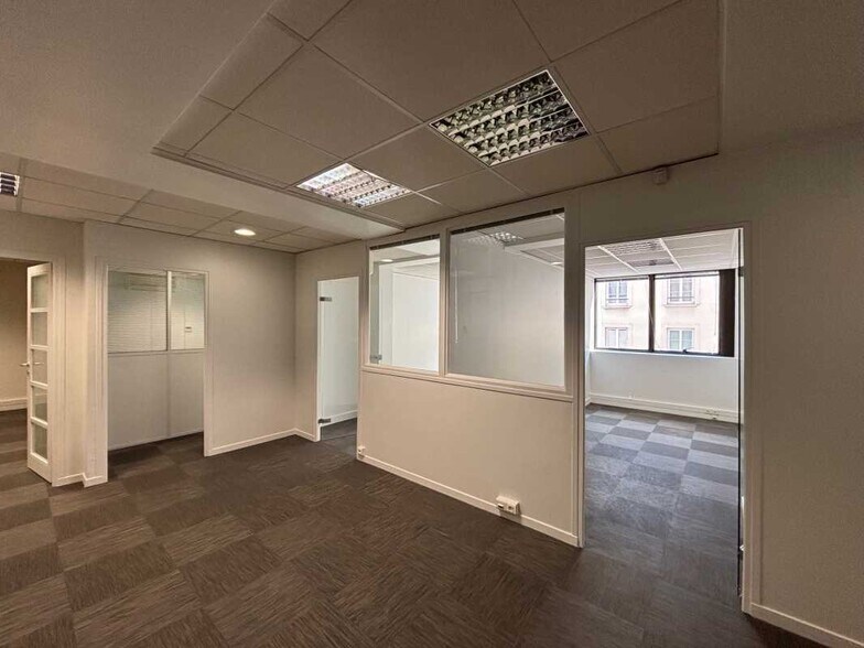 Office in Levallois Perret for lease - Interior Photo - Image 3 of 7