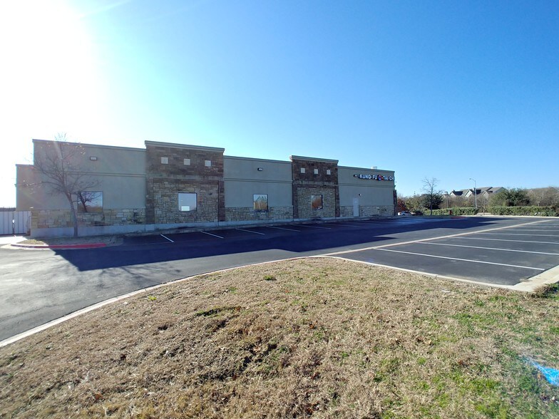 2401 S A W Grimes Blvd, Round Rock, TX à vendre - Photo du bâtiment - Image 2 de 13