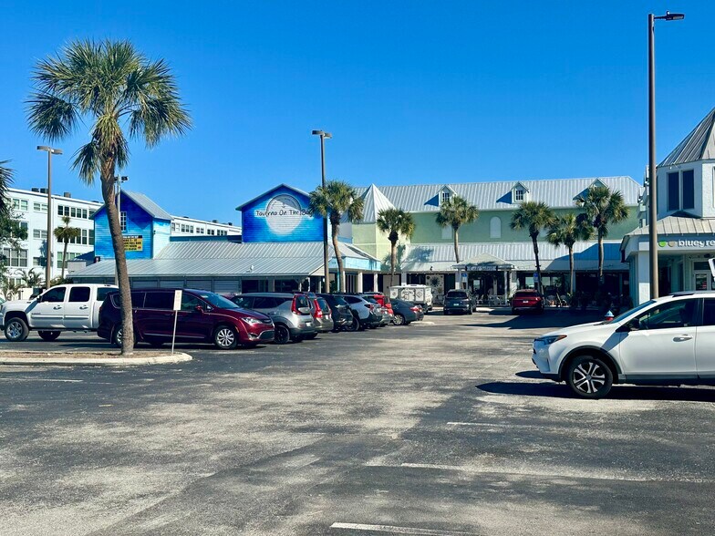 5501 Gulf Blvd, Saint Pete Beach, FL à louer - Photo du bâtiment - Image 2 de 5