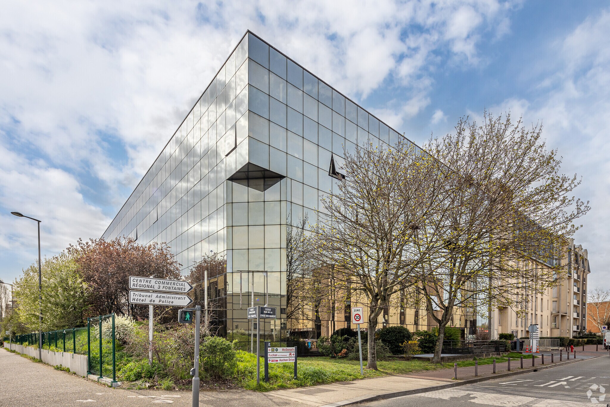 1 Rue De La Croix Des Maheux, Cergy for lease Primary Photo- Image 1 of 4