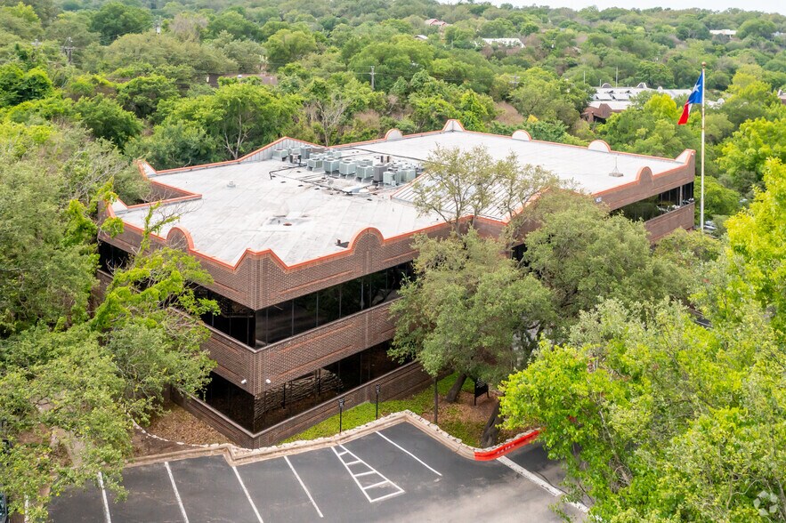 9011 Mountain Ridge Dr, Austin, TX à louer - Photo principale - Image 1 de 8