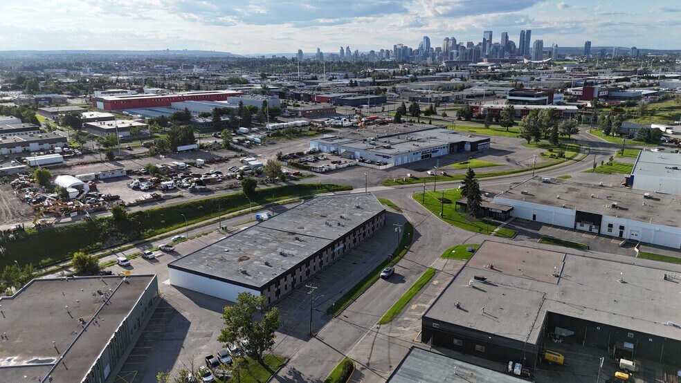 1301-1313 Hastings Cres SE, Calgary, AB à vendre - Photo du bâtiment - Image 3 de 5