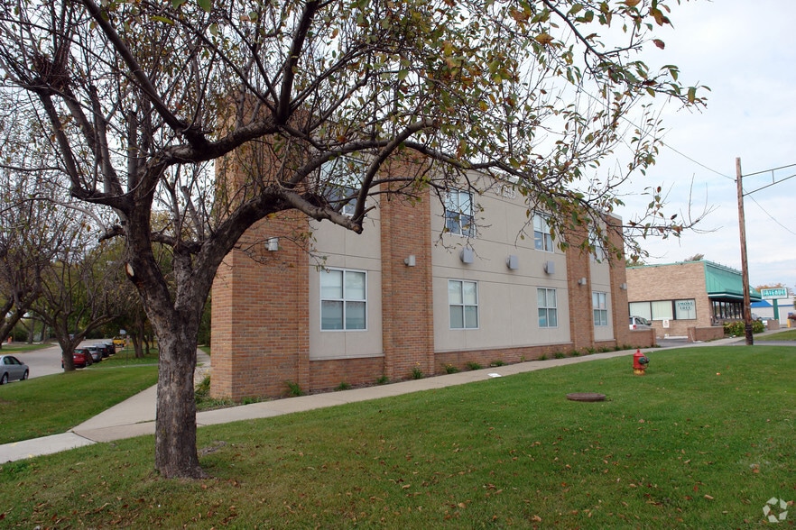 31205 Woodward Ave, Royal Oak, MI à louer - Photo du bâtiment - Image 2 de 6
