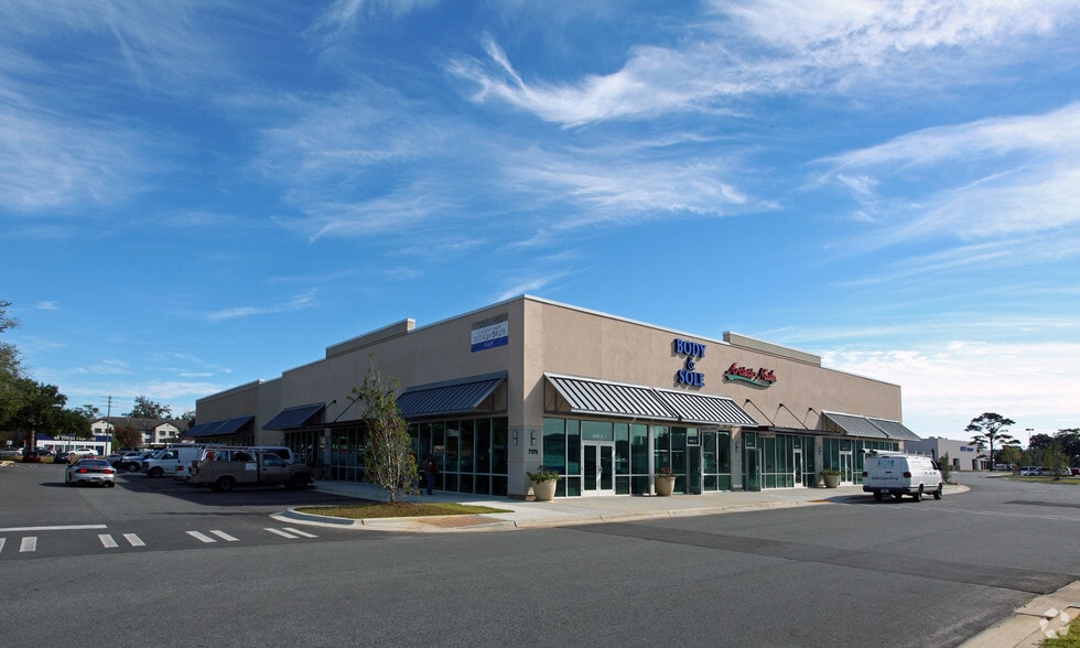 7175 N Davis Hwy, Pensacola, FL for lease - Building Photo - Image 2 of 4