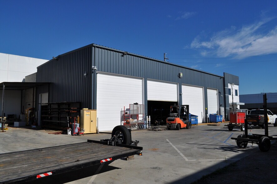 17577 Metzler Ln, Huntington Beach, CA à louer - Photo du bâtiment - Image 3 de 4