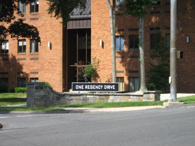 1 Regency Dr, Bloomfield, CT à louer - Photo du bâtiment - Image 2 de 4
