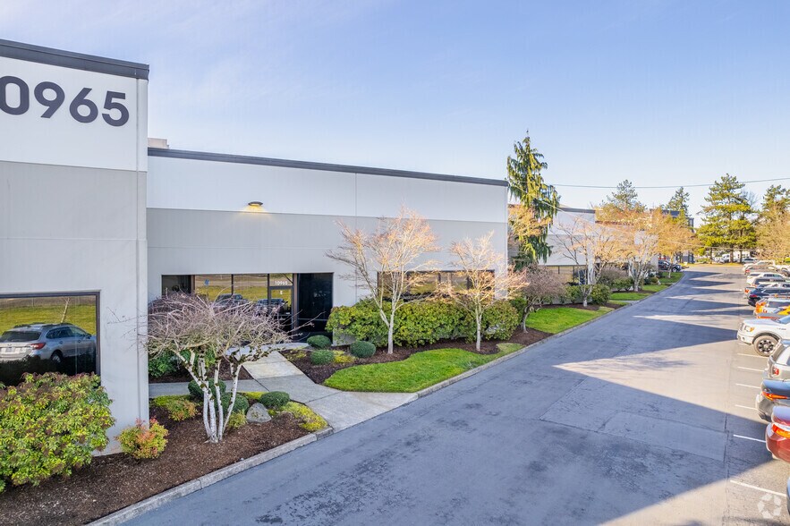 10965 SW Commerce Cir, Wilsonville, OR à louer - Photo du bâtiment - Image 2 de 4