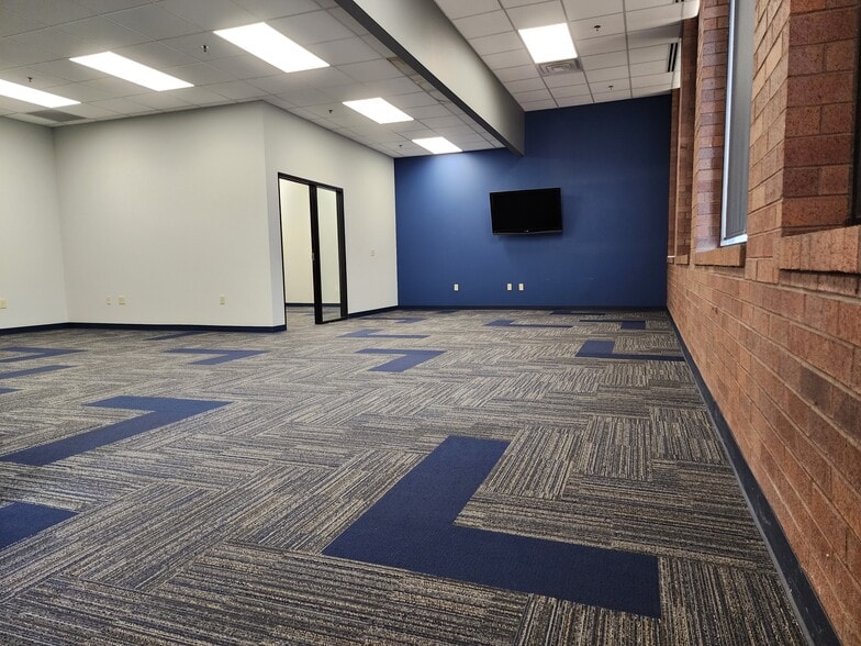 514 N Harrison St, Shelbyville, IN for lease - Interior Photo - Image 2 of 13