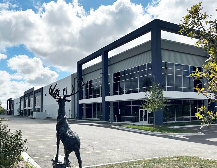 75 NW Point Blvd, Elk Grove Village, IL à louer - Photo du bâtiment - Image 2 de 4