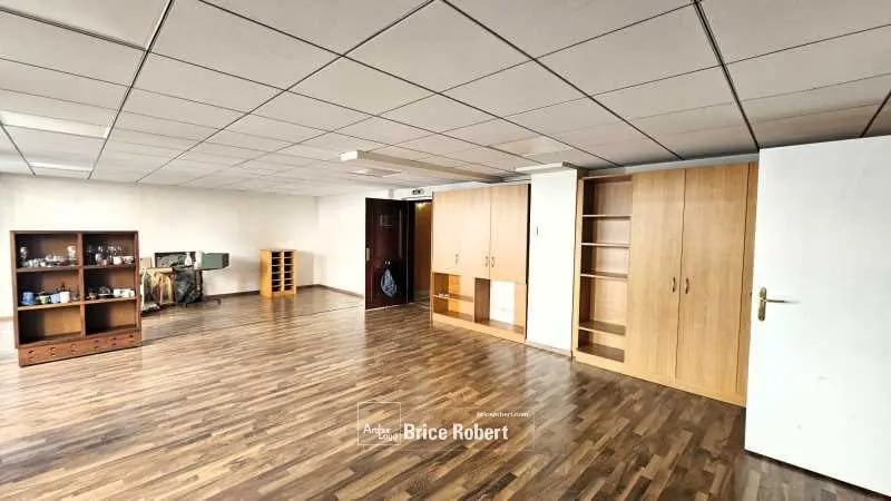 Office in Lyon for lease - Interior Photo - Image 3 of 6