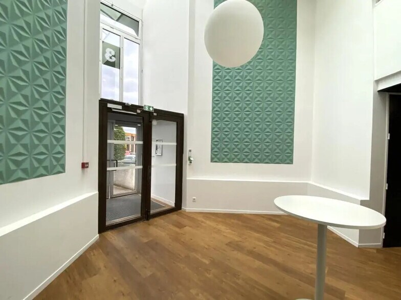 Office in Labège for lease - Lobby - Image 3 of 18