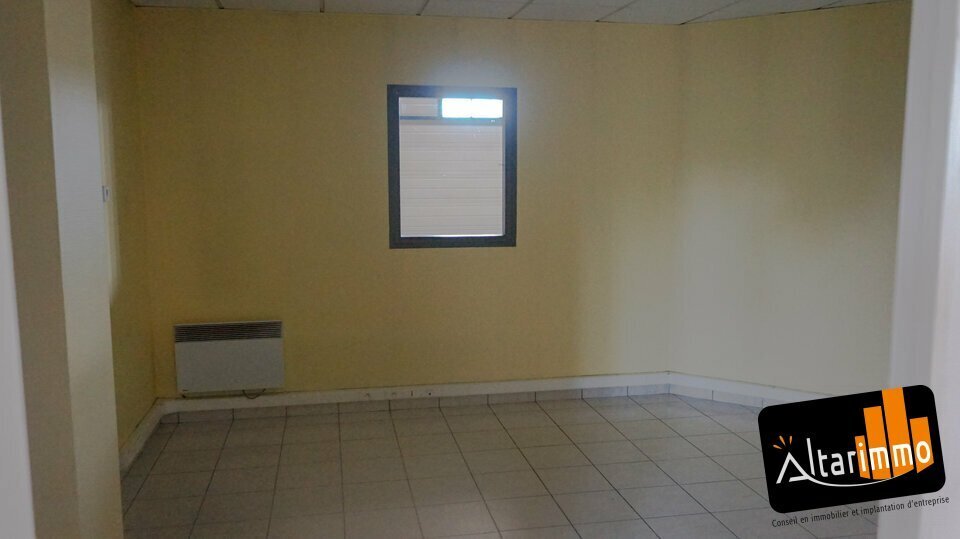 Flex in Dreux for lease - Interior Photo - Image 3 of 4
