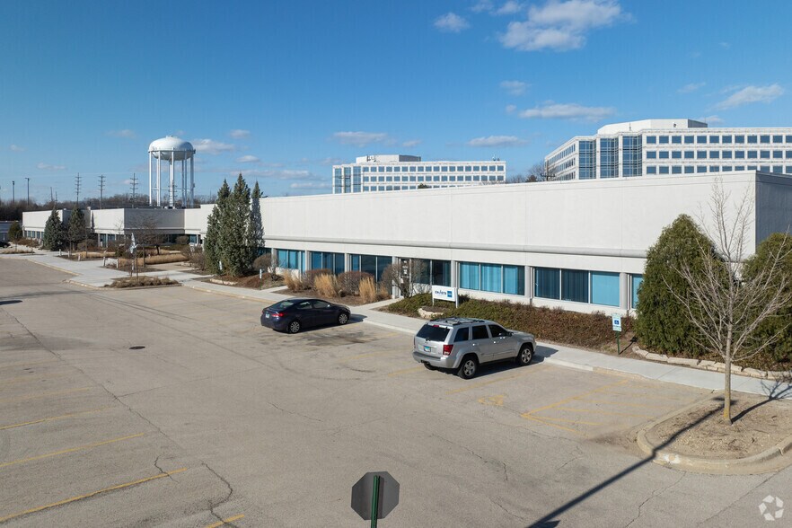 111 Deer Lake Rd, Deerfield, IL à louer - Photo du bâtiment - Image 2 de 6