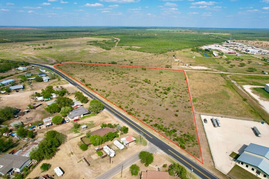 142 Burnett Ave, Charlotte, TX for sale - Building Photo - Image 2 of 6