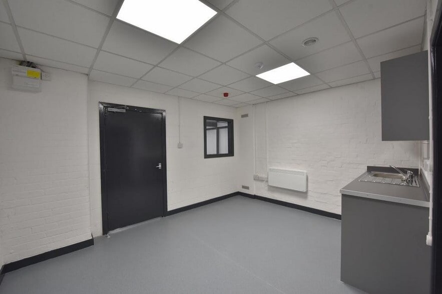 Holloway Dr, Manchester à louer - Photo du bâtiment - Image 2 de 10