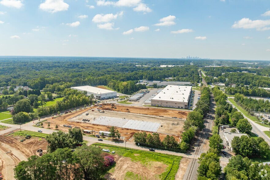 4330 Silverpark Dr, Charlotte, NC for lease - Building Photo - Image 3 of 14