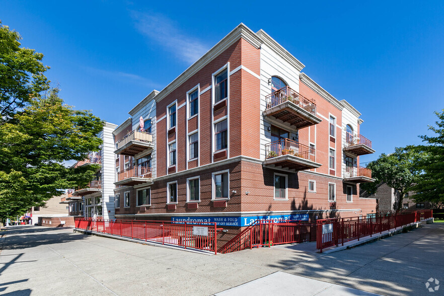 23-11 21st Ave, Astoria, NY for sale - Primary Photo - Image 3 of 19