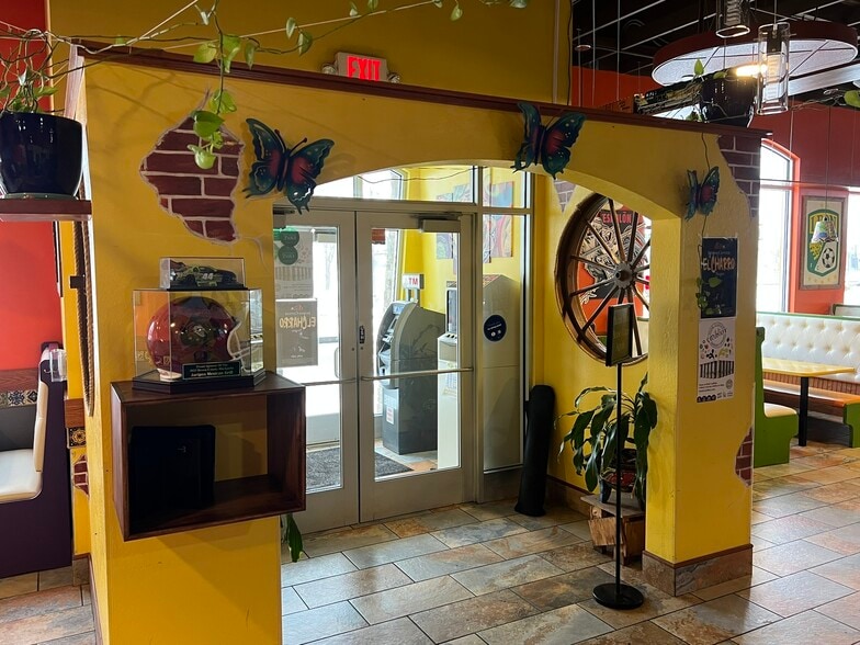 3401 E Evergreen Dr, Appleton, WI for sale - Interior Photo - Image 2 of 18