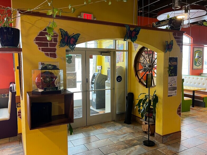 3401 E Evergreen Dr, Appleton, WI à vendre - Photo intérieure - Image 2 de 18