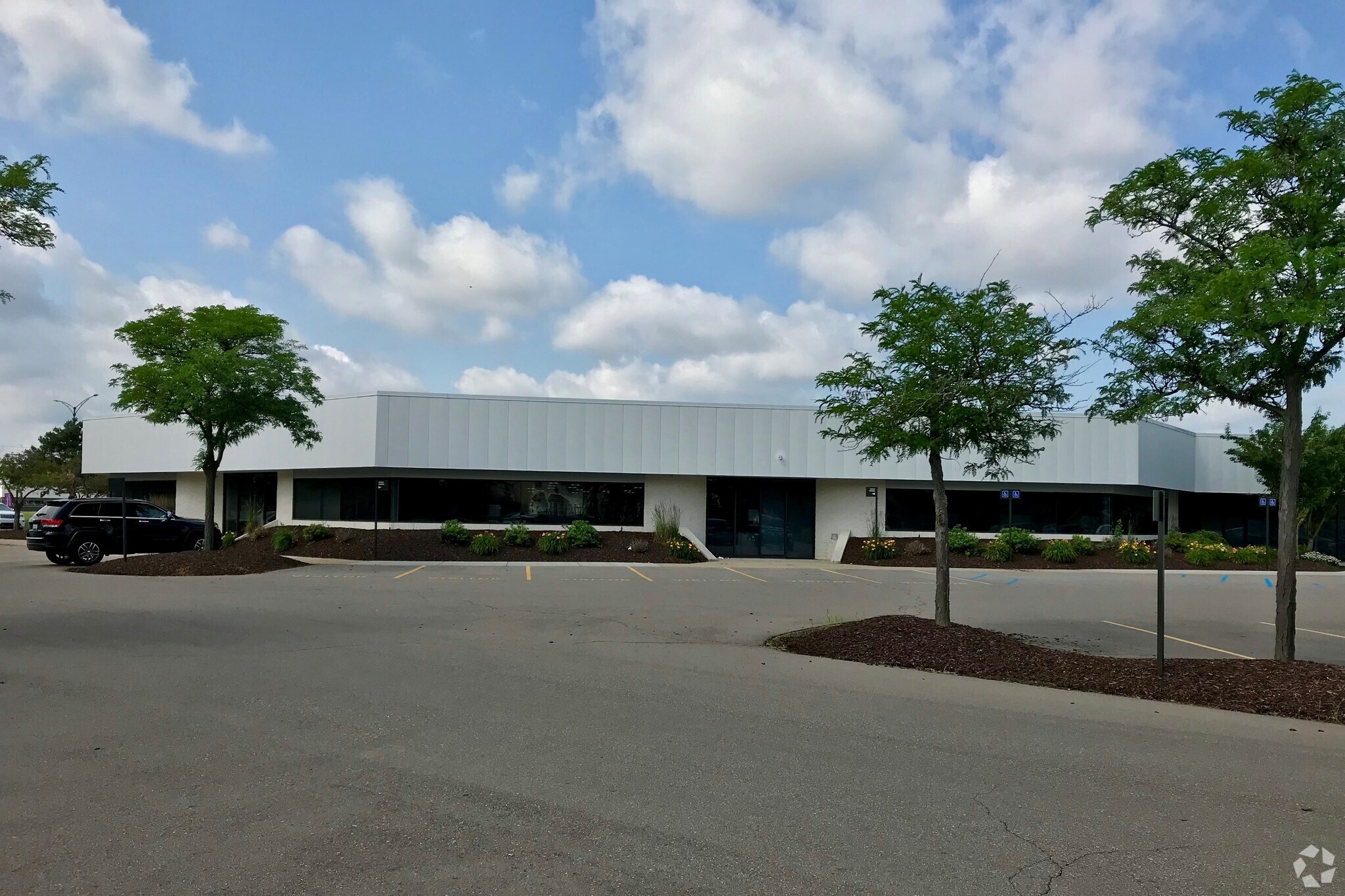 1235 E Big Beaver Road, Troy, MI for sale Primary Photo- Image 1 of 12
