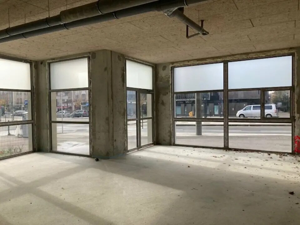 Retail in Ivry-sur-Seine for lease Building Photo- Image 1 of 8