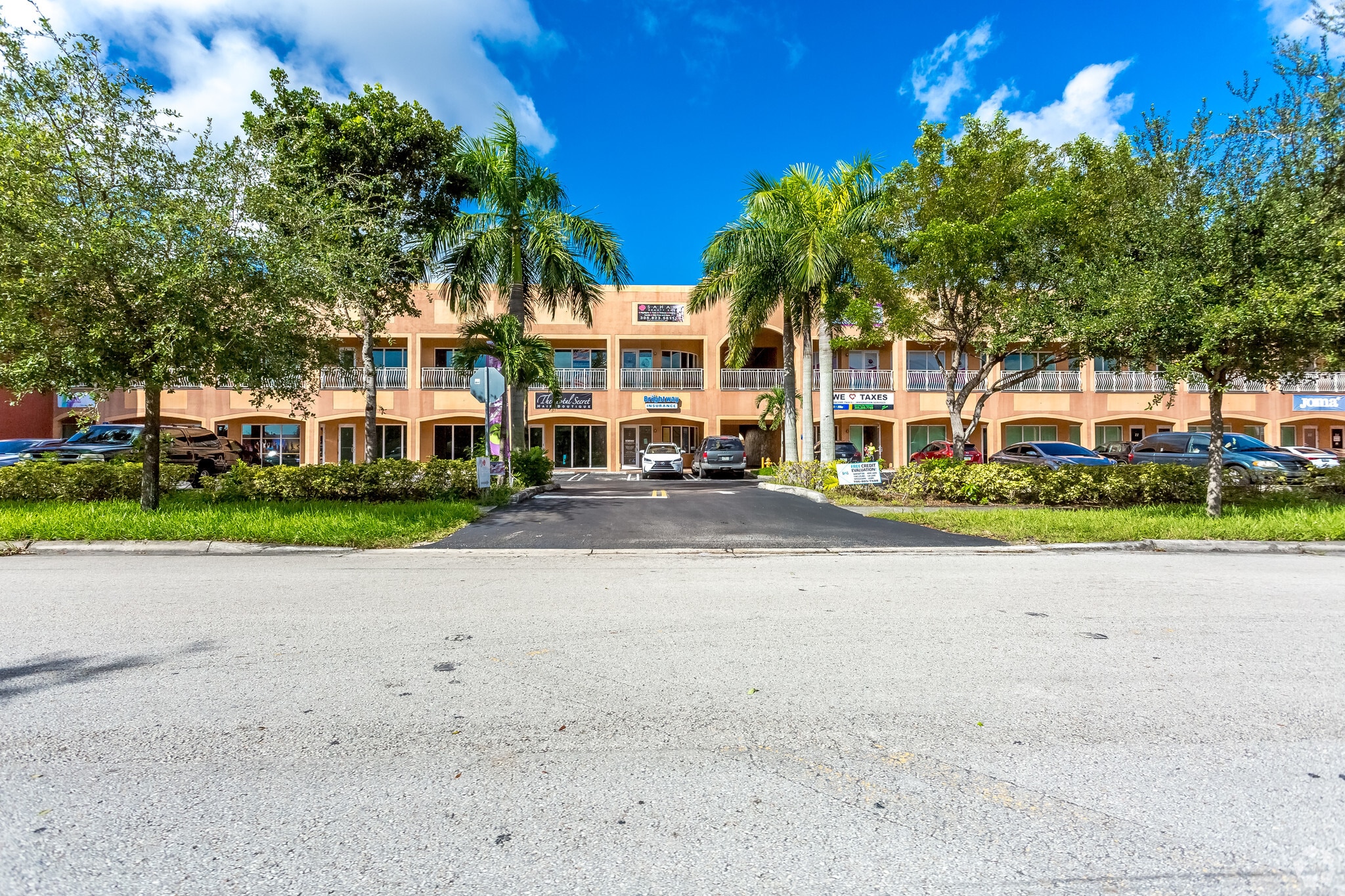 5911 NW 173rd Dr, Hialeah, FL for lease Primary Photo- Image 1 of 23