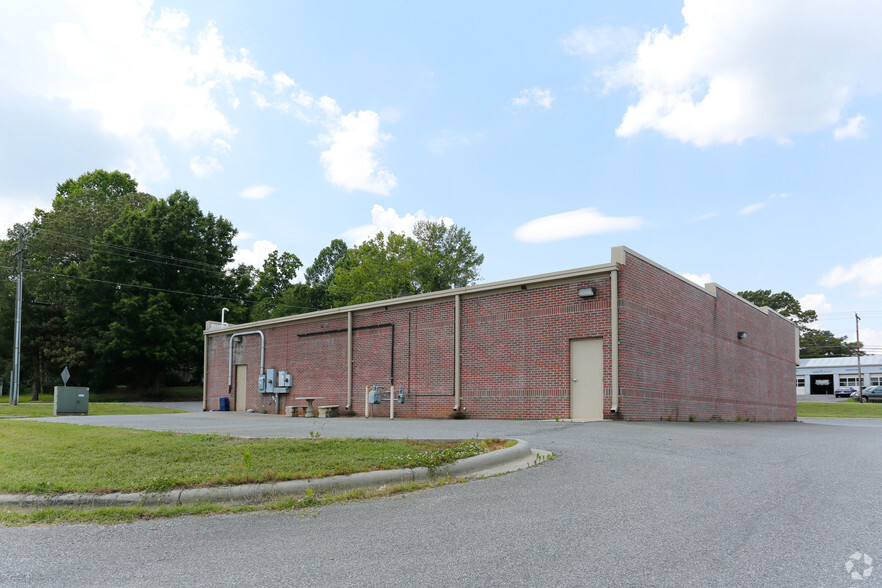 1000 E Main St, Cherryville, NC for lease - Building Photo - Image 3 of 4