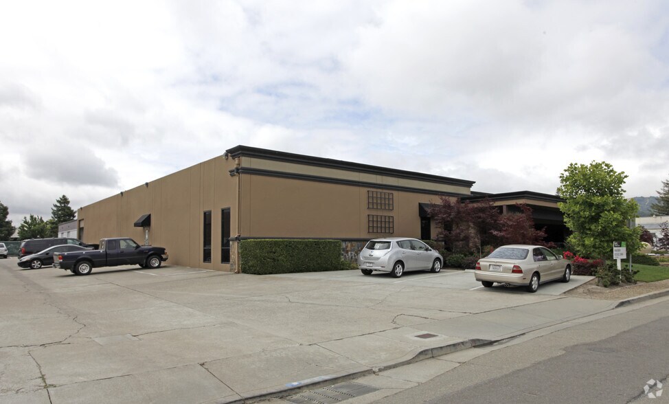 7074 Commerce Cir, Pleasanton, CA for lease - Primary Photo - Image 1 of 3