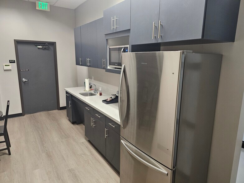 201 N Harbor Blvd, Fullerton, CA à louer - Photo du bâtiment - Image 3 de 22