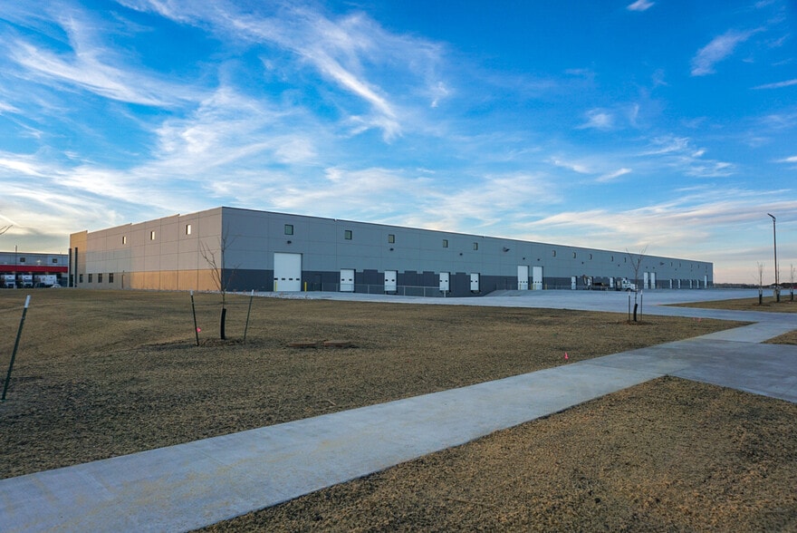 2466 42nd St N, Fargo, ND for lease - Building Photo - Image 2 of 7