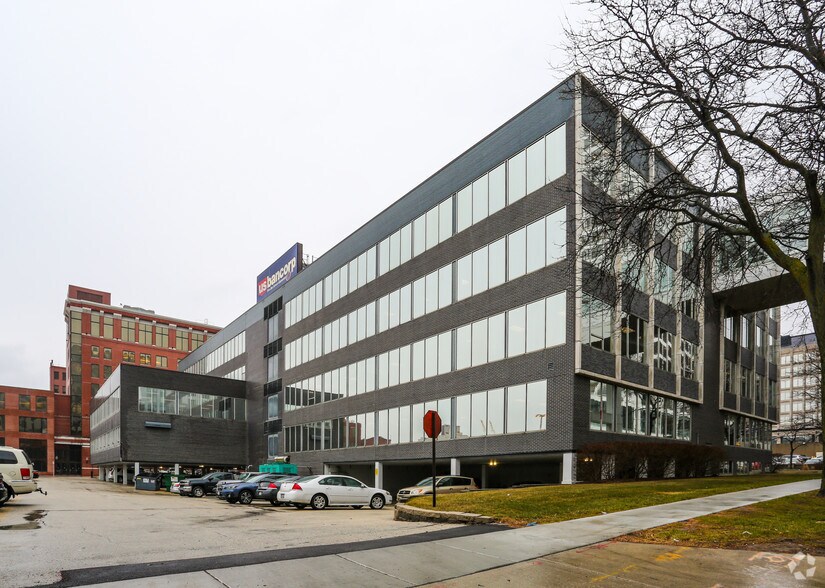 615 E Michigan St, Milwaukee, WI à vendre - Photo du bâtiment - Image 3 de 5