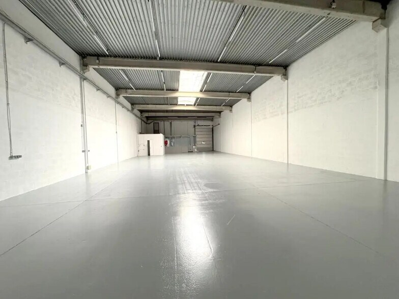 Flex in Éragny for lease - Interior Photo - Image 2 of 23