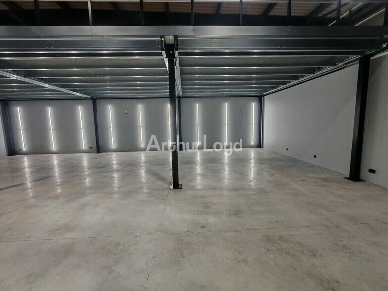 Flex in Reims for lease - Interior Photo - Image 3 of 7