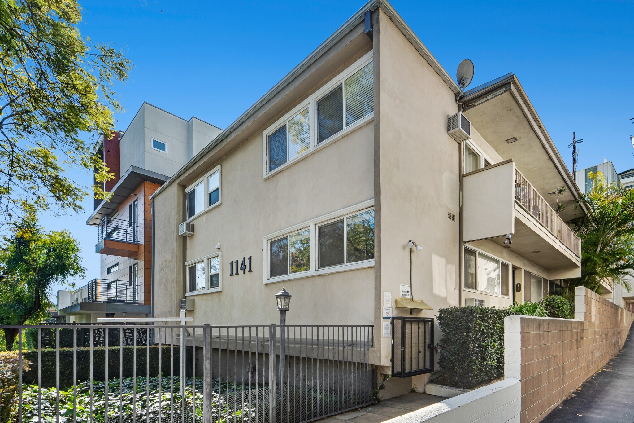1141 Hacienda Pl, West Hollywood, CA à vendre Photo du bâtiment- Image 1 de 12